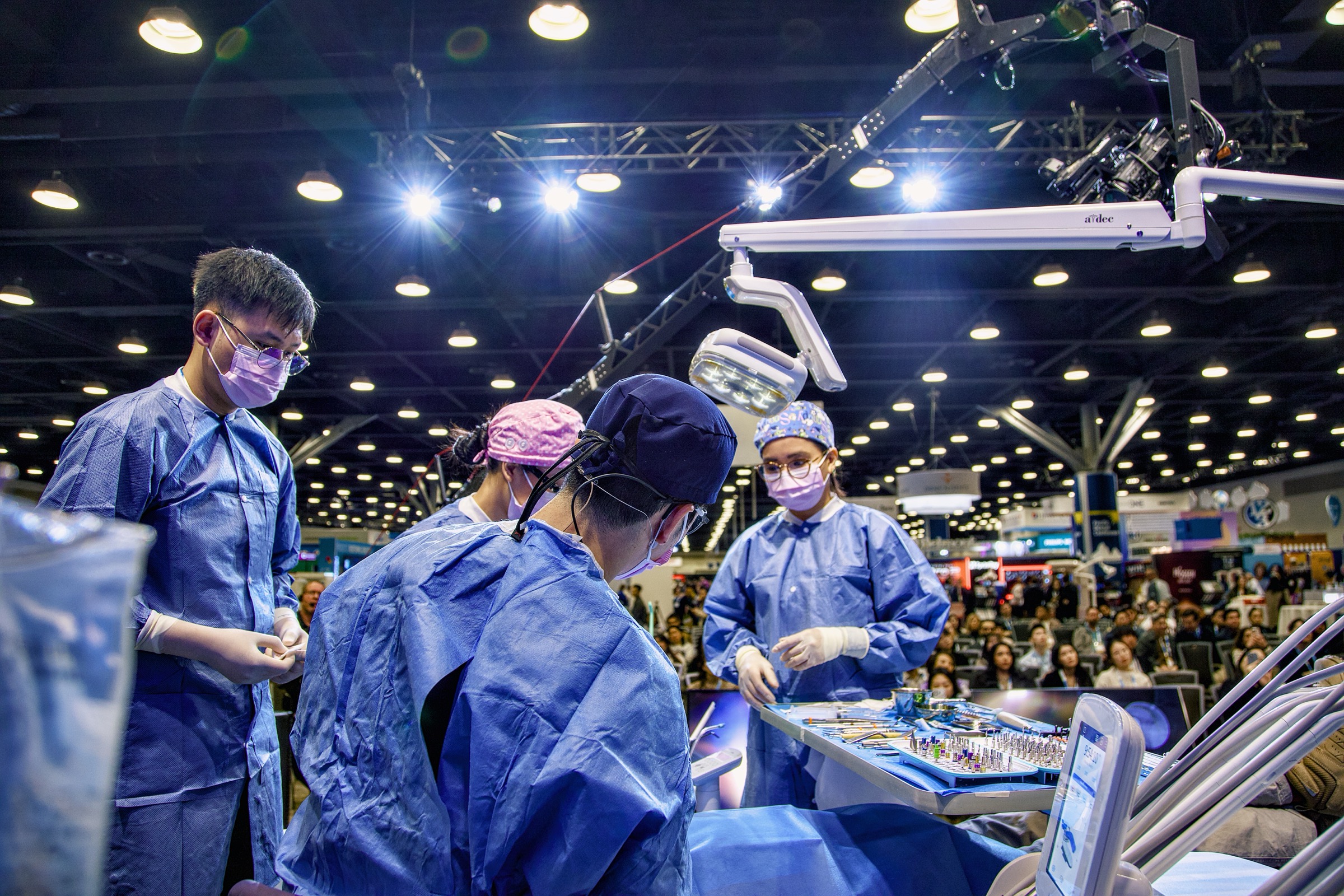 Dr. Chris Lee presenting at a WISE Institute live surgical dentistry course